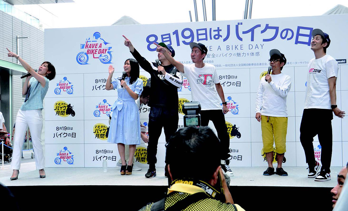 会場を巻き込んでトークを展開するバイク好き芸人