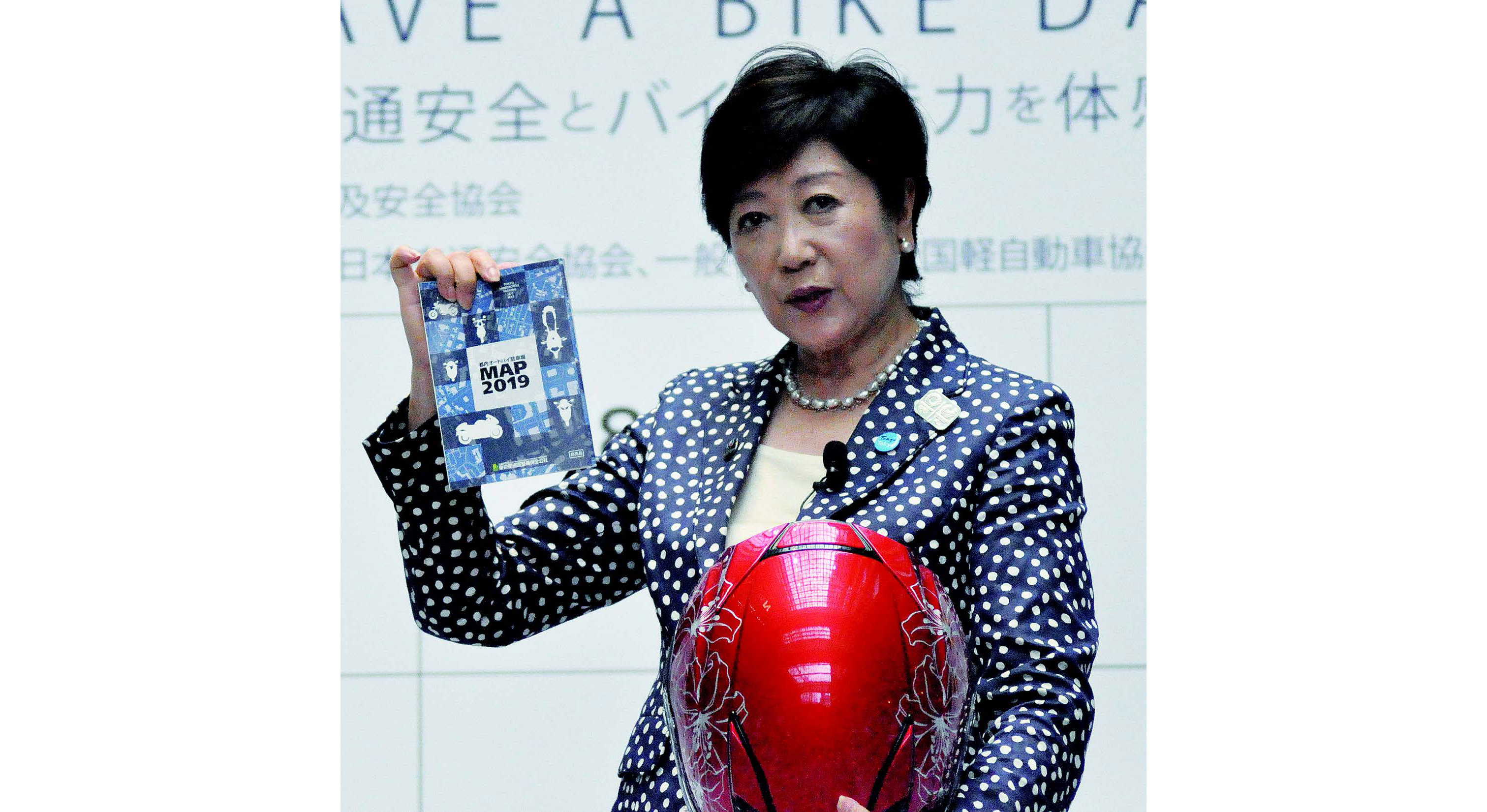 駐車場マップを手に、駐車場問題を語る小池都知事