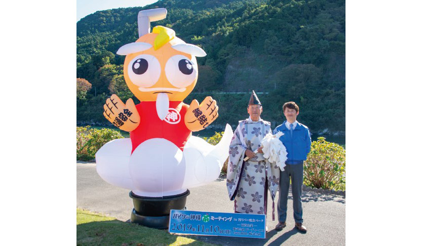 オリジナルの「バイクの神様」と宮司に扮した吉田名誉相談役、池淵理事長