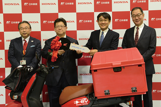 ホンダ、日本郵便で電動スクーター 「BENRY e:」の納車式
