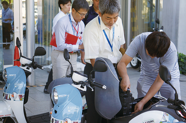 <center>バッテリーをシート下に装着するモニター</center>