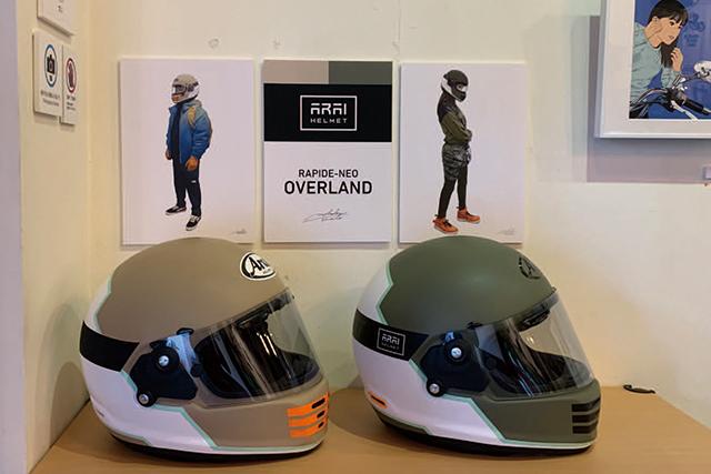 加藤ノブキ氏がデザインを手掛けた「ラパイド・ネオ・オーバーランド」。ARAIヘルメットのフルフェイスモデル「ラパイド・ネオ」をベースに、デザイナーシリーズとしてラインアップされる。オリーブカーキとベージュカーキの2色展開。メーカー希望小売価格：5万4000円（税抜）