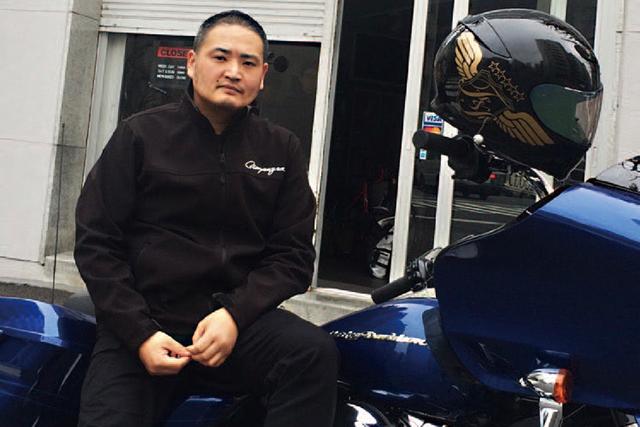 田渕真嗣氏。出版社を自ら設立し多数のバイク雑誌、ファッションカルチャー雑誌を発行する経験を経て、現在では多数の自動車および二輪車の部品の輸入を手掛ける。