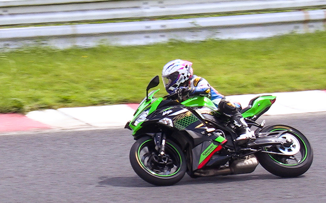 <center>Ninja ZX-25Rに試乗するバイクジャーナリストの小林ゆきさん</center>