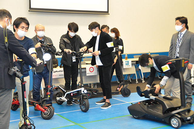 <center>参議院議員会館で開催された試乗会</center>