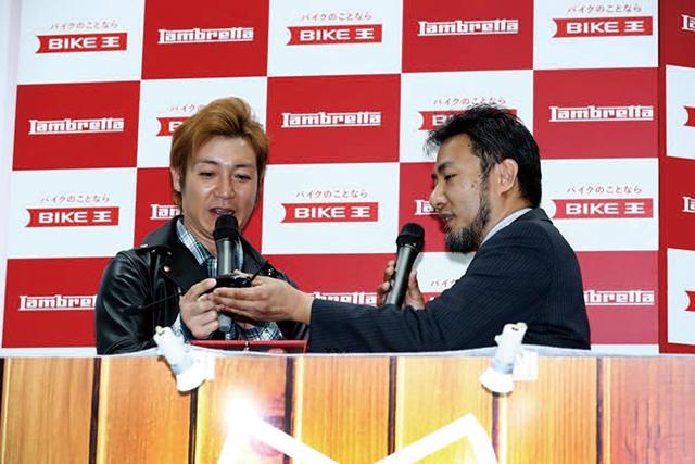 サインハウス時代、東京モーターサイクルショーでバイク王イメージキャラクターのタレント・つるの剛士さんにランブレッタV200S Pecialを贈呈