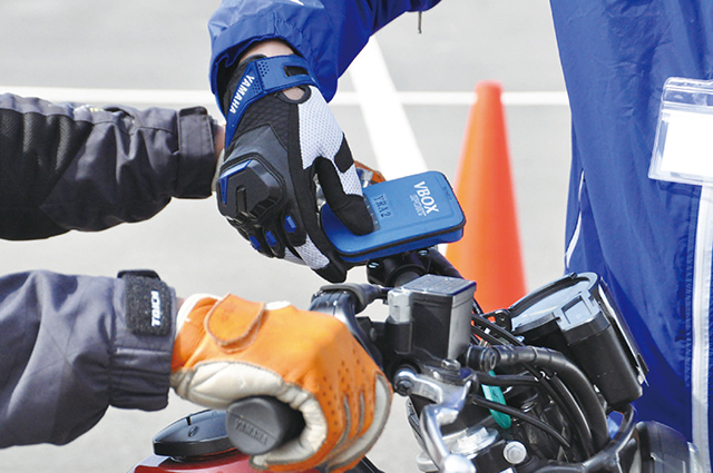 <center>取り付ける機器は非常にコンパクト。車両の前後に取り付ければセット完了</center>