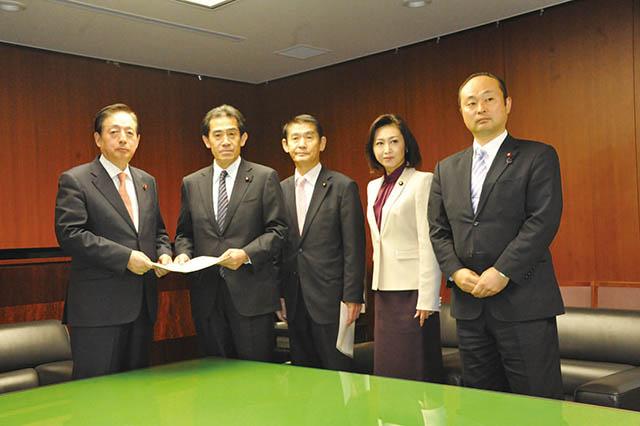 <center>2013年12月4日、太田昭宏国土交通大臣（当時）に高速料金要望書を提出</center>
