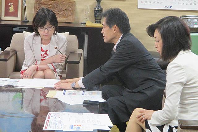 <center>2015年7月5日、稲田朋美政調会長（当時）にPT設置を要望</center>