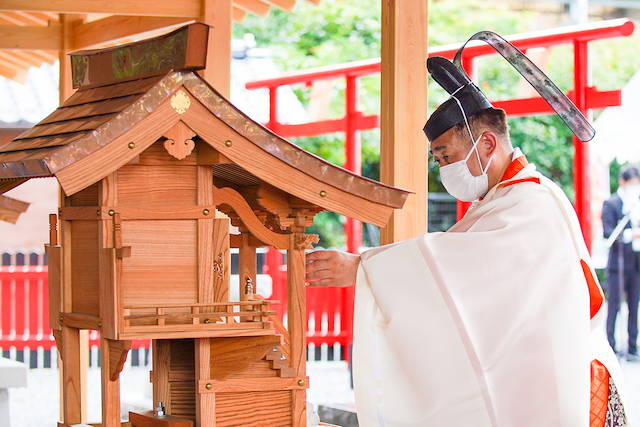 斎主を務めた神道扶桑教（ふそうきょう）の宍野史生管長