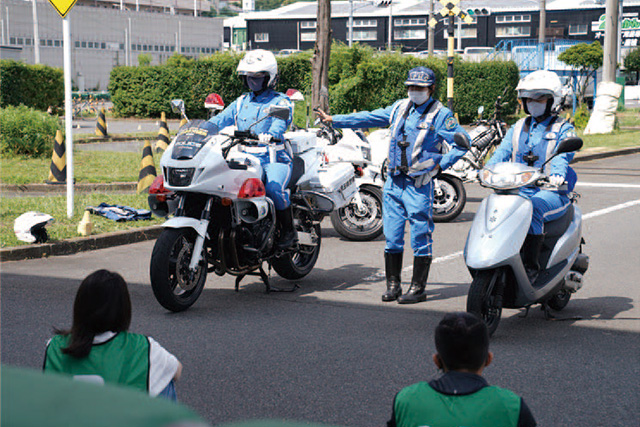 <center>女性白バイ隊員による乗車前のアドバイス</center>