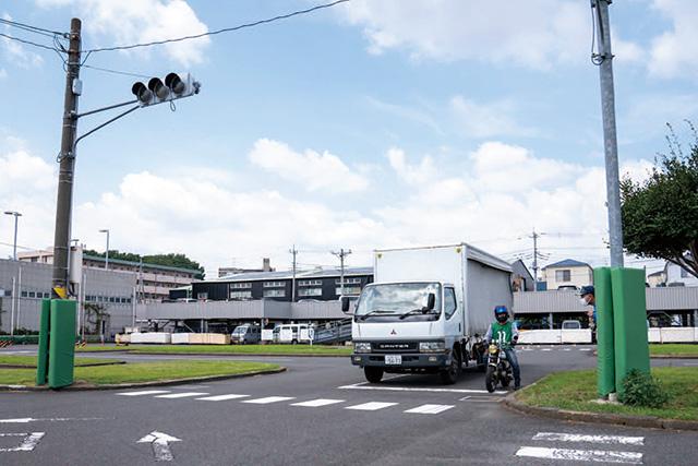 <center>トラックや対向車、自転車などを配置した交差点での走行</center>