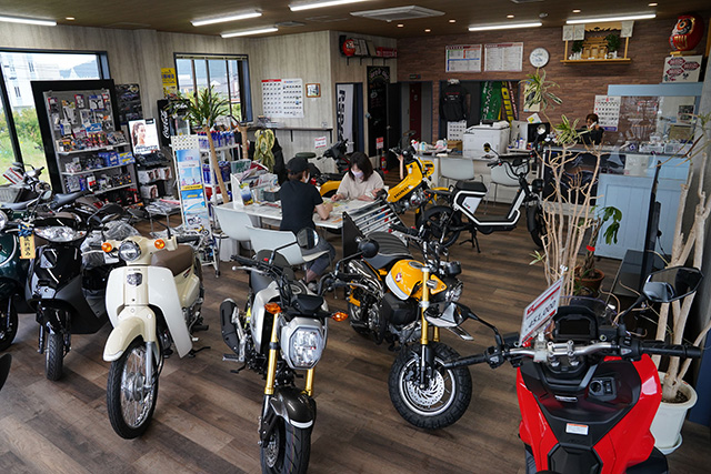 <center>落ち着いた雰囲気の店内にはホンダ車をメインに展示</center>