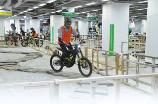 インドアスポーツ施設『e-TRAIL PARK』が海老名にオープン。ここは、電動バイクのフィールドアスレチック！？