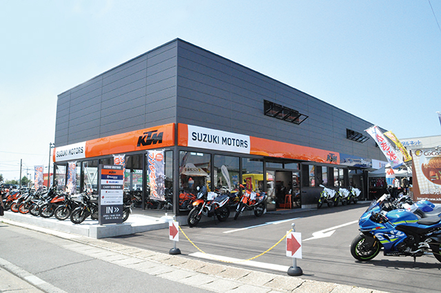 <center>5月に新店舗に移転したばかりのスズキモータース。広さは前店舗の4倍に</center>