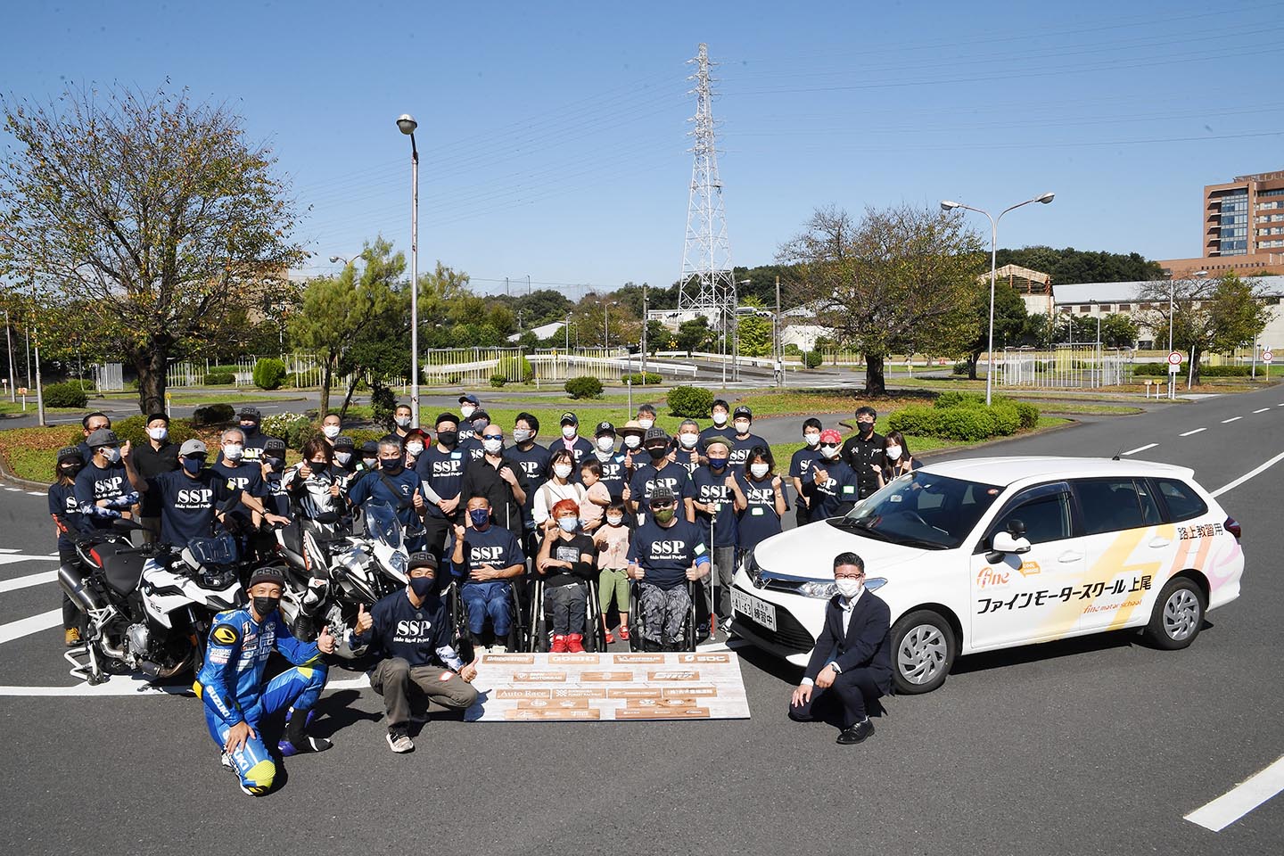 参加者とボランティアスタッフで記念撮影