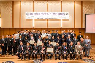日本バイクオブザイヤー大賞を「Ninja ZX-25R」が受賞。新設の電動部門では「PCX e:HEV」が最優秀金賞を獲得