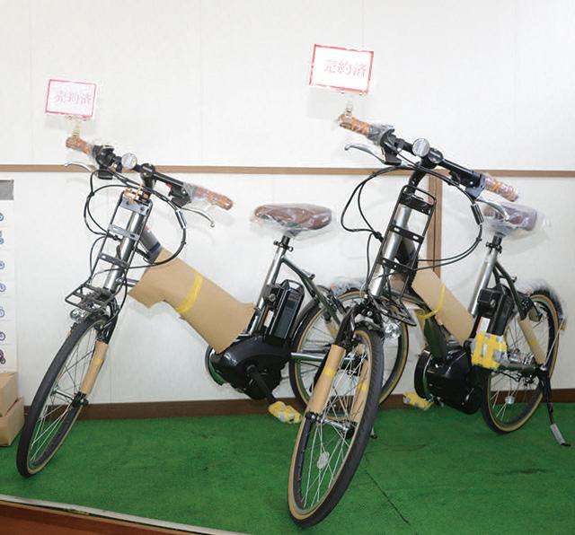 <center>電動自転車の人気も高い。展示の2台はすでに売約済</center>