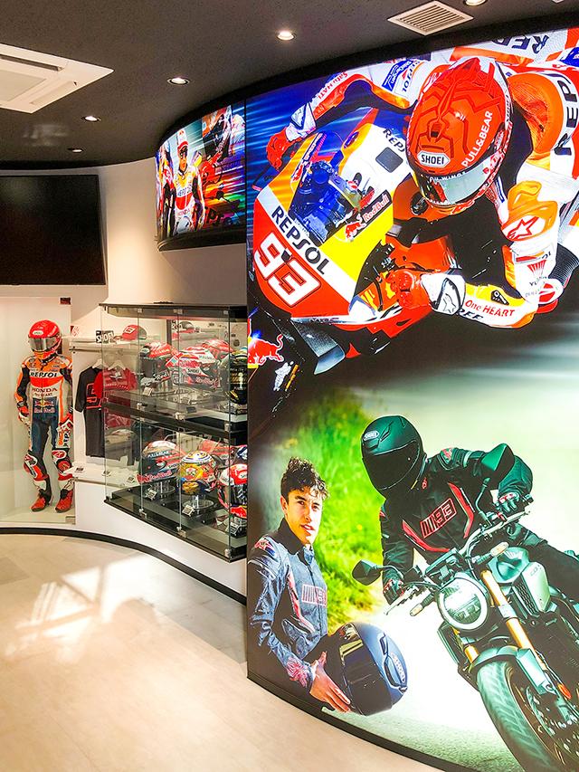 東京店は昨年夏、SHOEI契約ライダーの本人用ヘルメットや写真などを展示している1階スペースをリニューアル