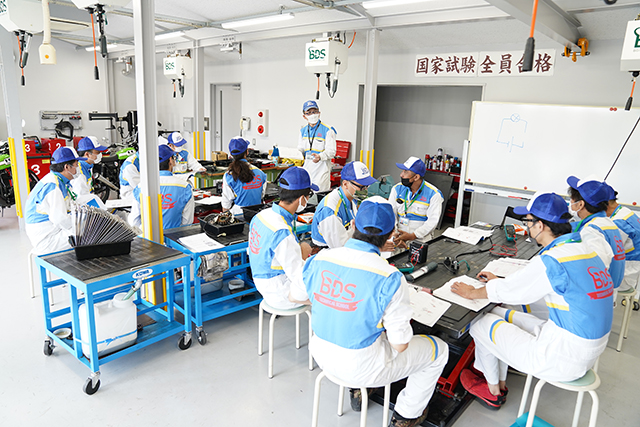 BDSテクニカルスクール、6年連続で全国平均を上回る。2021年度、2級二輪試験で合格率91.7％を記録