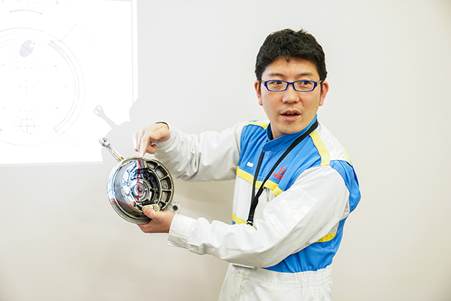 現場での実例や自身の整備失敗談を交えながら、楽しくわかりやすい講義を心掛けている井田指導員