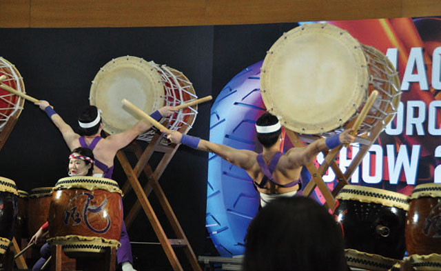 <center>和太鼓演奏を披露した「風の会」</center>