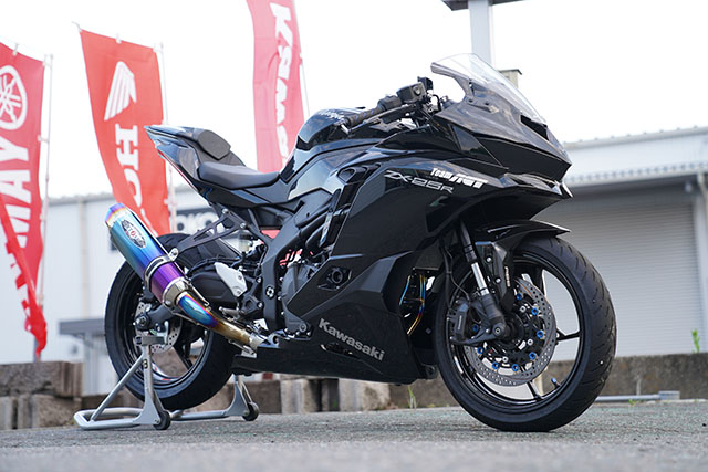 <center>松沢店長の愛車、Ninja Team Green Cup仕様の「Ninja ZX-25R」</center>