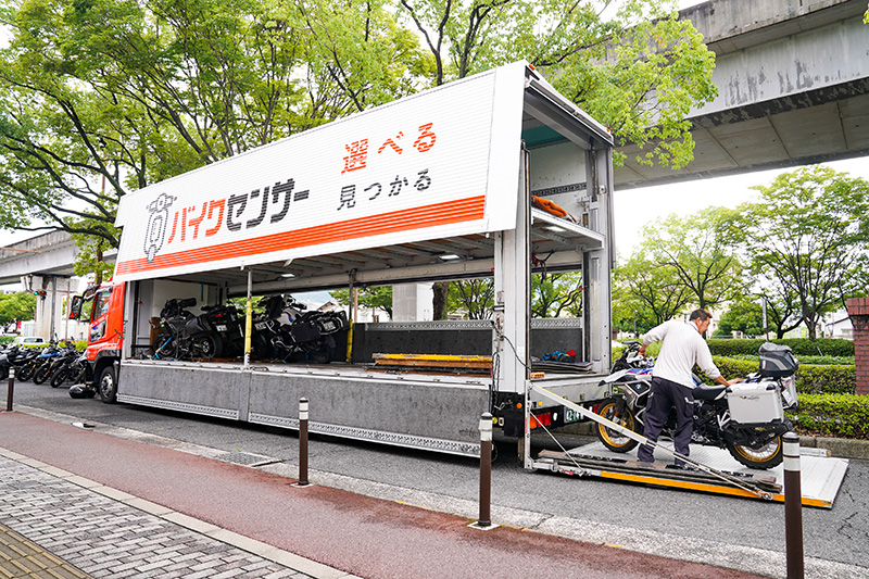 北海道ツーリングツアーでは、事前に参加者から預かったバイクをBASのトラックに積み込み、北海道まで輸送