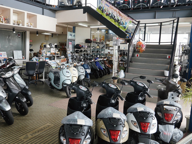 原付一種は可能な限り全カラーを揃えて展示。2階にも原付バイクが所狭しと並んでいる