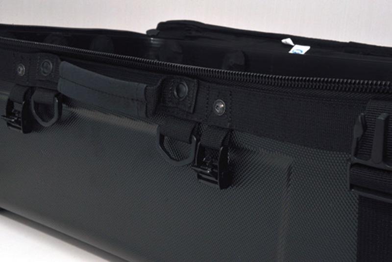 上部装着の大型シートバッグによる重量増にも耐え、確実に固定する堅牢な金属製バックル