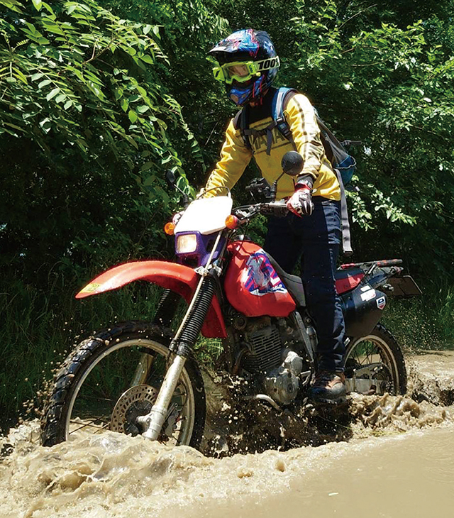 社員自ら着用することで商品開発につなげております。バイク担当 高野隆氏