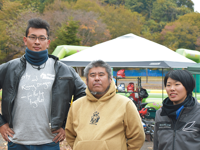 中央が岩間さん。巨人さん（左）とアランさんは活動の常連