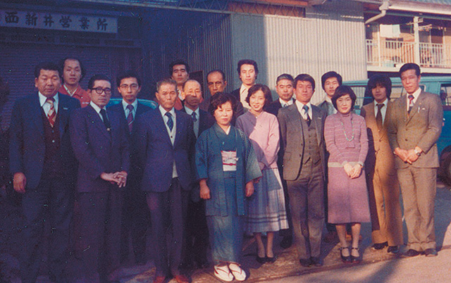 1968年、軽三輪・軽四輪用のビニールフロアマット工場を西新井に新設した頃、当時の従業員と撮影