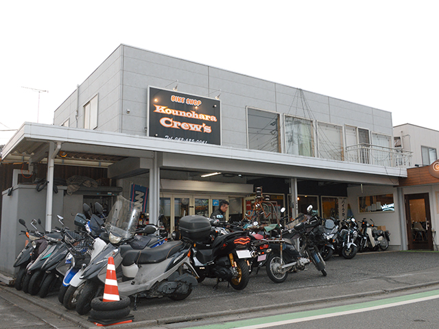 コウノハラクルーズ。右側のカフェのドアが店舗入口