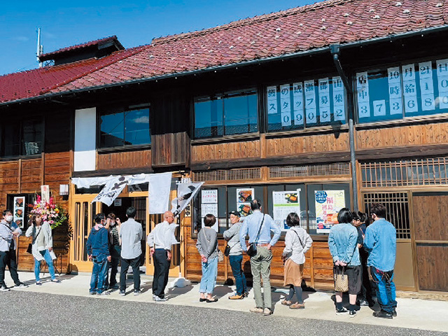 2023年10月にオープンした郡山店（福島県郡山市）。オープン前に並ぶ来店客