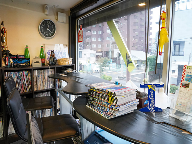 店内の待合スペースには、バリバリ伝説の最終回が掲載された少年マガジンなど、懐かしの雑誌も置かれている