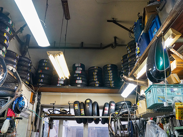 店内にはタイヤやブレーキパットなど大量のストックが所狭しと並ぶ