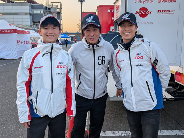 56RACINGの卒業生、小田喜阿門選手と名越哲平選手との1枚。現在は助監督としてチームに携わっている