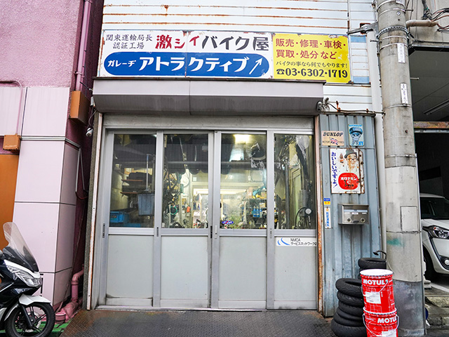 店舗裏口は入居前の建物の風情を残し、あえてレトロな看板を設置。旧車を持ち込み撮影する人もいるという