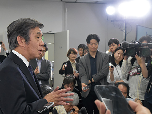 カコミ取材を受ける片山会長