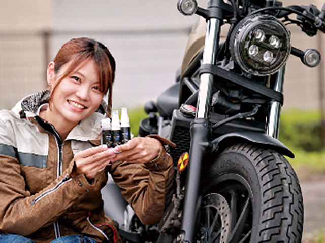 スプレーして30秒待って拭くだけ。出先でも簡単に視界ケア