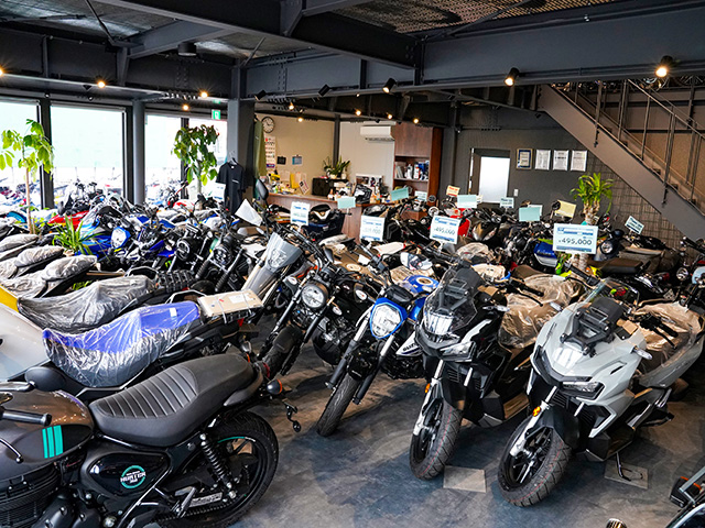 店内には10メーカー以上のモデルがズラリと並ぶ