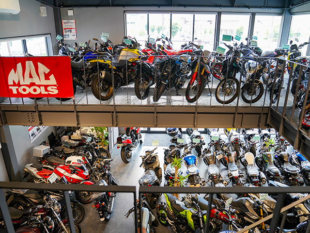 2階にも多くの車両を展示している