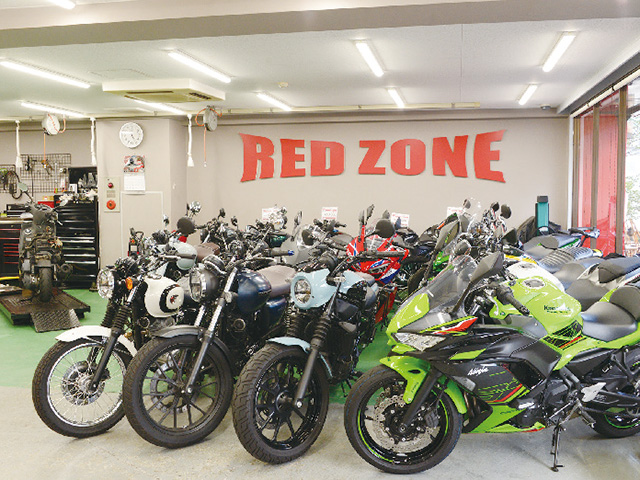 店内にはコンディションの良いバイクが並ぶ