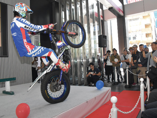 風船への着地を目指して大きくウィリー