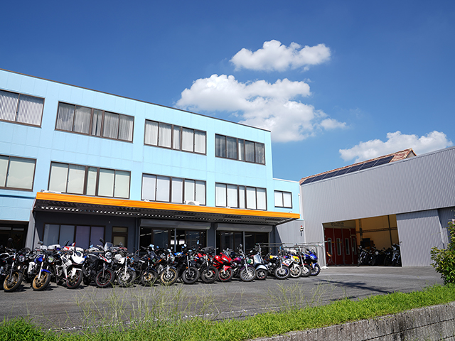 2022年4月に完成した新社屋。最新機材も導入し、リペアから塗装まですべて一貫して行っている