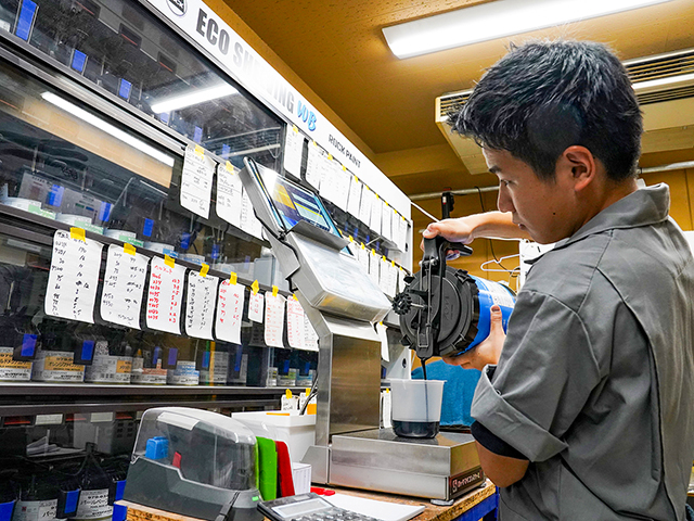 調色はデジタル計量器を使用し、0.01g単位で実施