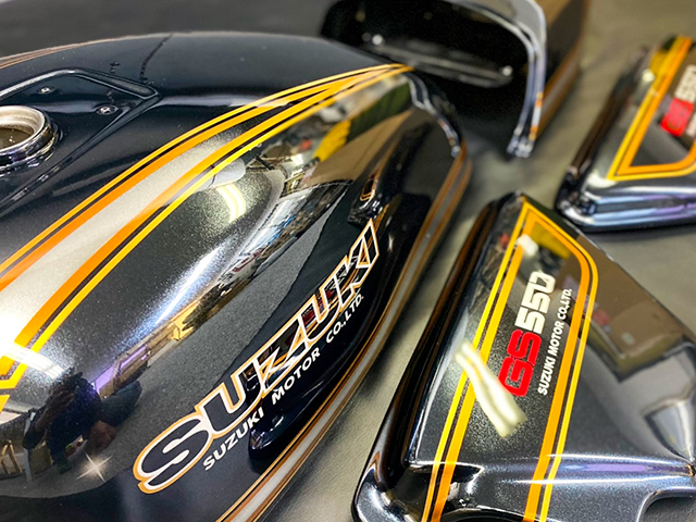 「唯一無二でカッコよくして欲しい」という、デザインやカラーなどフルオーダーの依頼があり、カスタム塗装を実施。職人の技術で、他所では出せない色味にこだわった作品