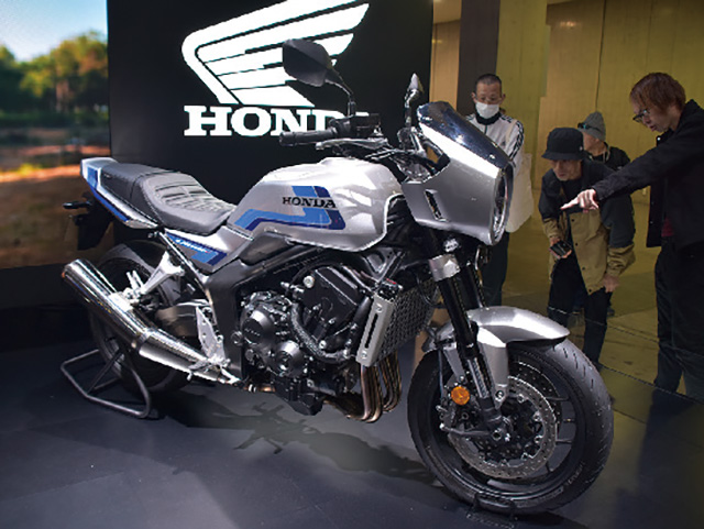 一段高いステージに展示されていた『CB1000F SE』