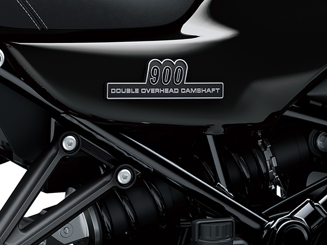 BBEのサイドカバーには、Z1をイメージした「Double Overhead Camshaft」エンブレムを採用